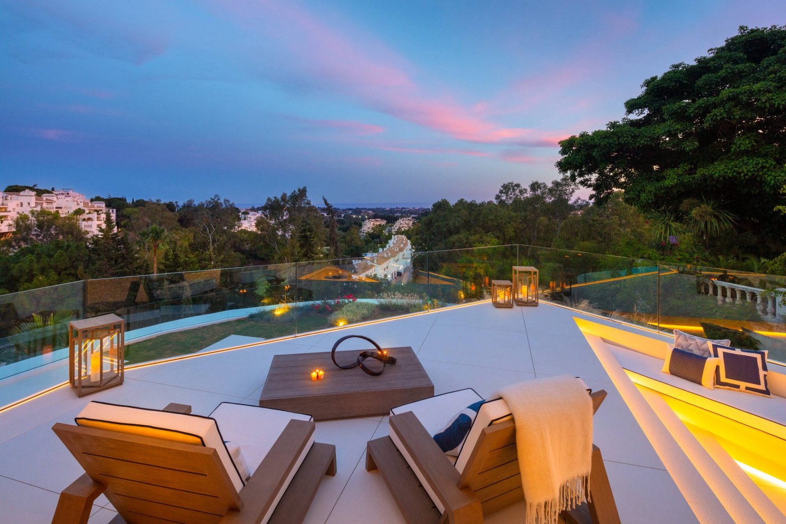 Marbella Villas with Views: 25 Properties with Spectacular Panoramas - scene